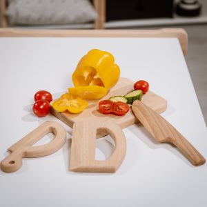 Chopping board with three knife set with vegetables
