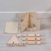 FAMILY Small Doll house with wooden figures the whole set