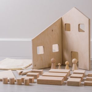 FAMILY Small Doll house with wooden figures laid out
